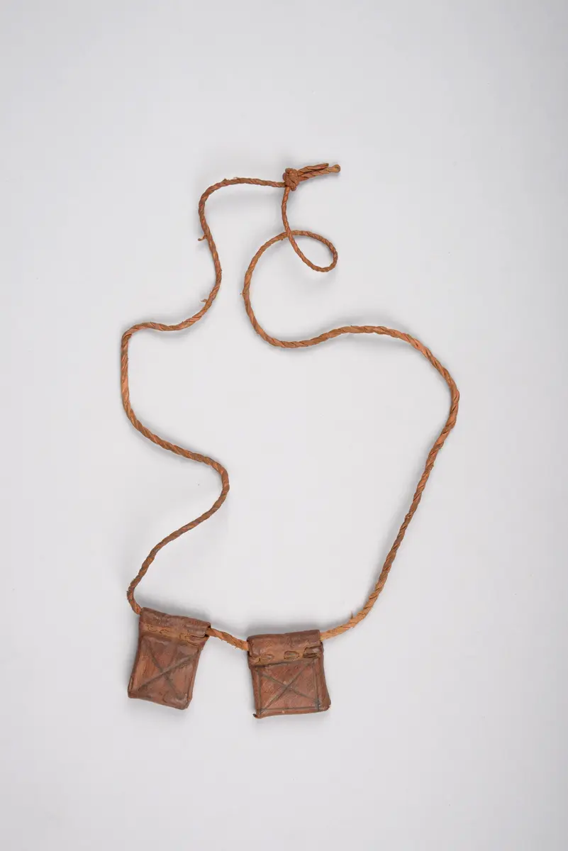 Kette mit zwei Amulettanhängern
