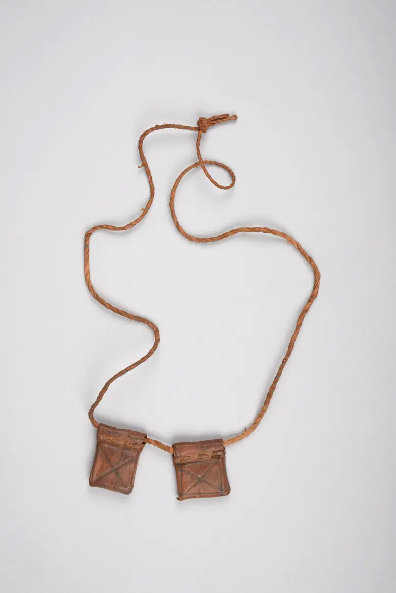 Kette mit zwei Amulettanhängern