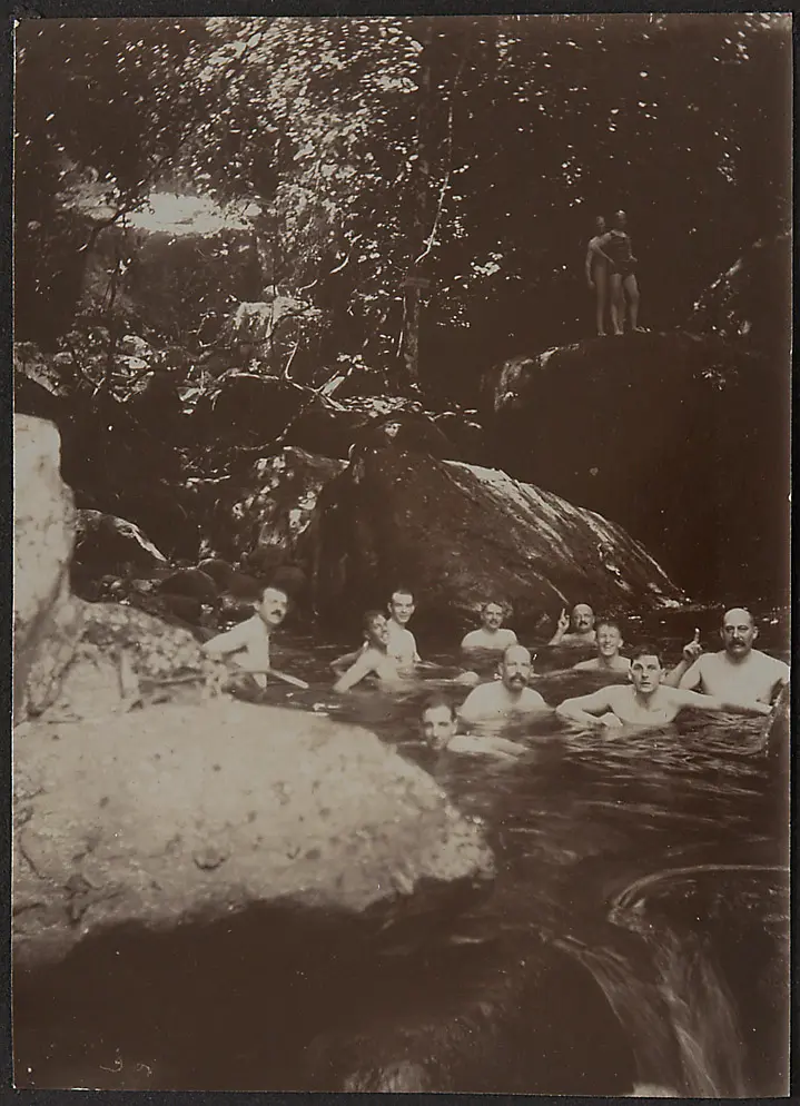 Johann Schild mit männlichen Gästen beim Bad in einem Fluss