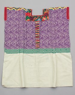 Huipil mit Quetzal-Vögeln auf Zweigen