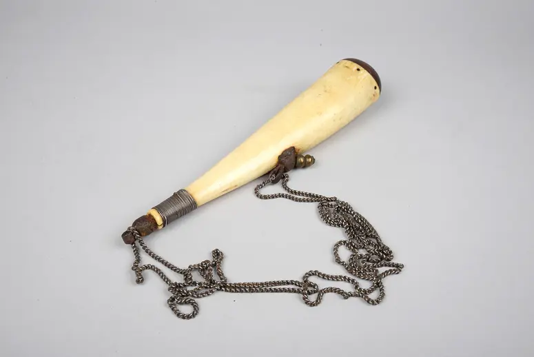 Schnupftabakbehälter an Kette