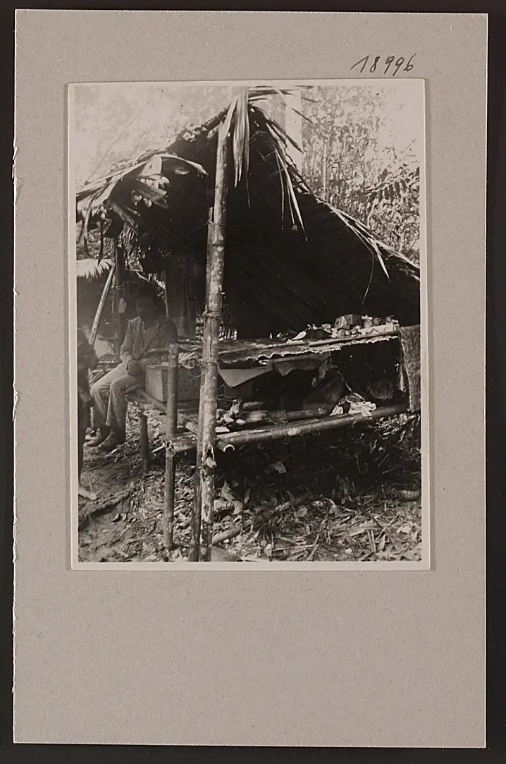 Paul Schebesta in seiner Hütte