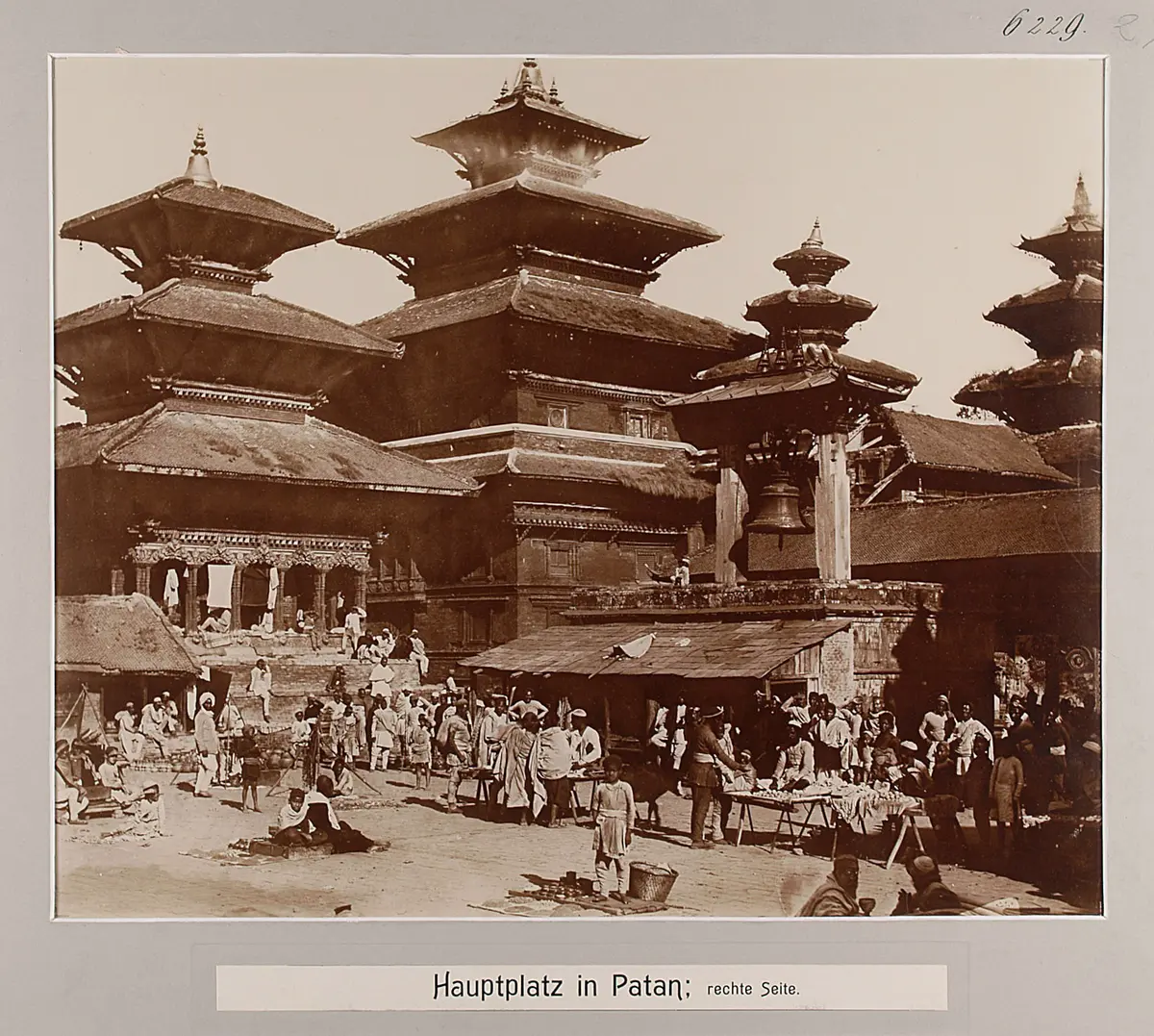 Hauptplatz in Patan; rechte Seite