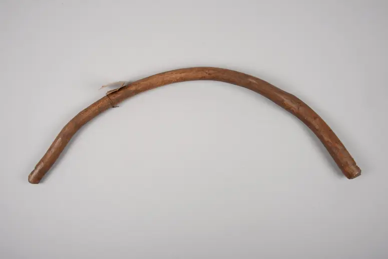 Instrument: Bogen (Saite fehlt)