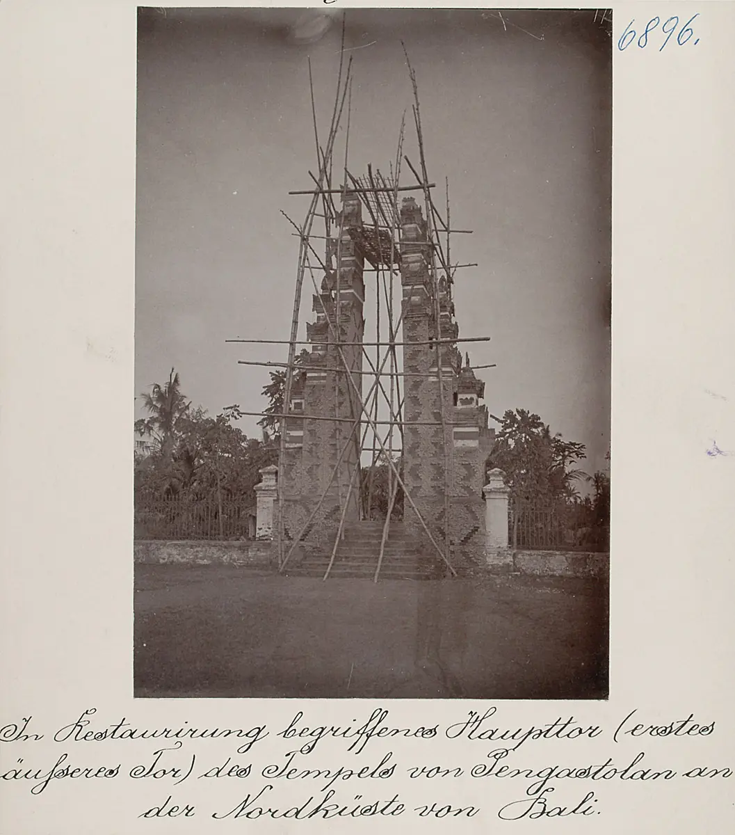 In Restaurierung begriffenes Haupttor (erstes äusseres Tor) des Tempels von Pengastolan an der Nordküste von Bali