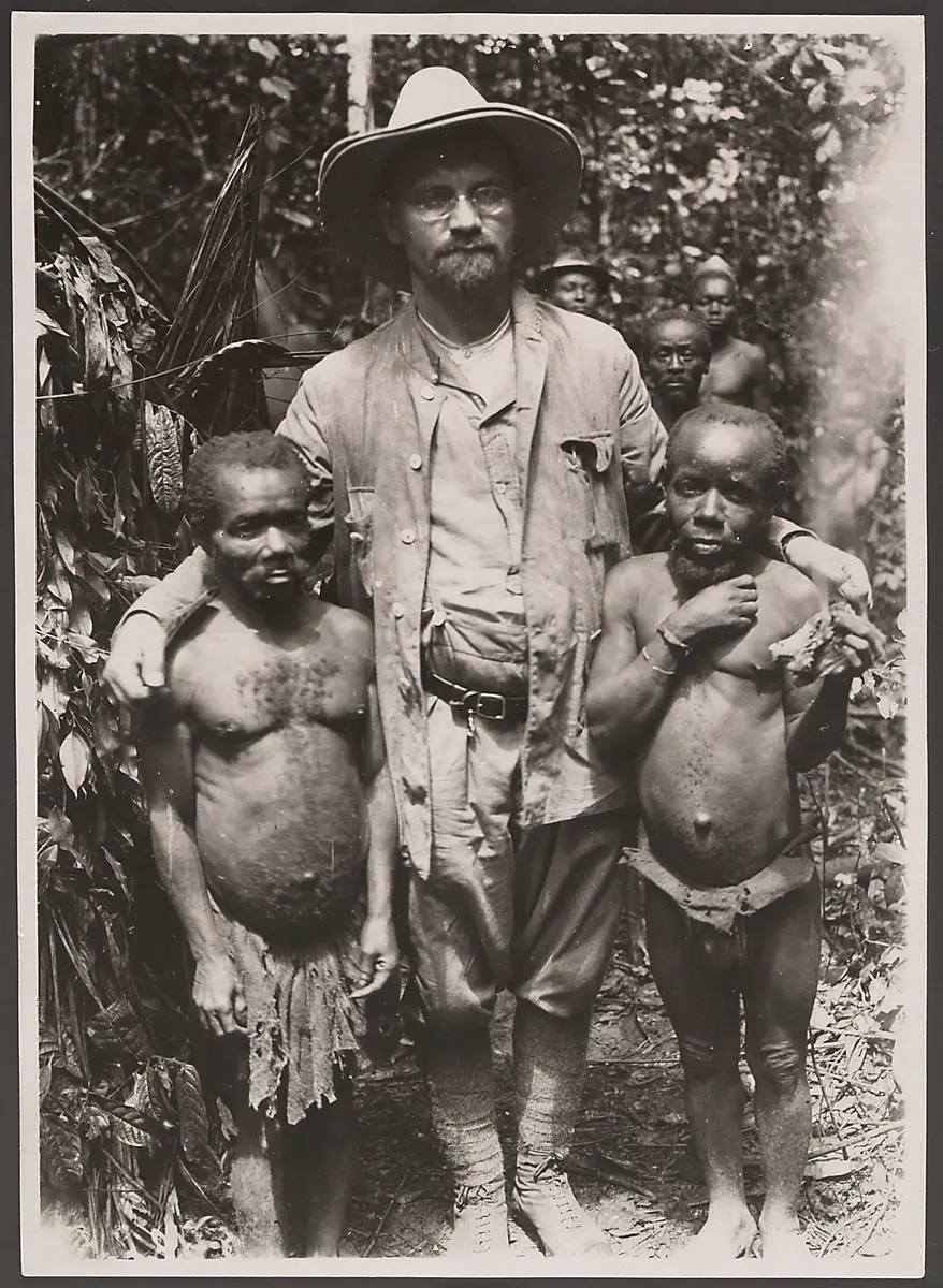 Paul Schebesta mit zwei Mbuti Männern (Namen unbekannt)