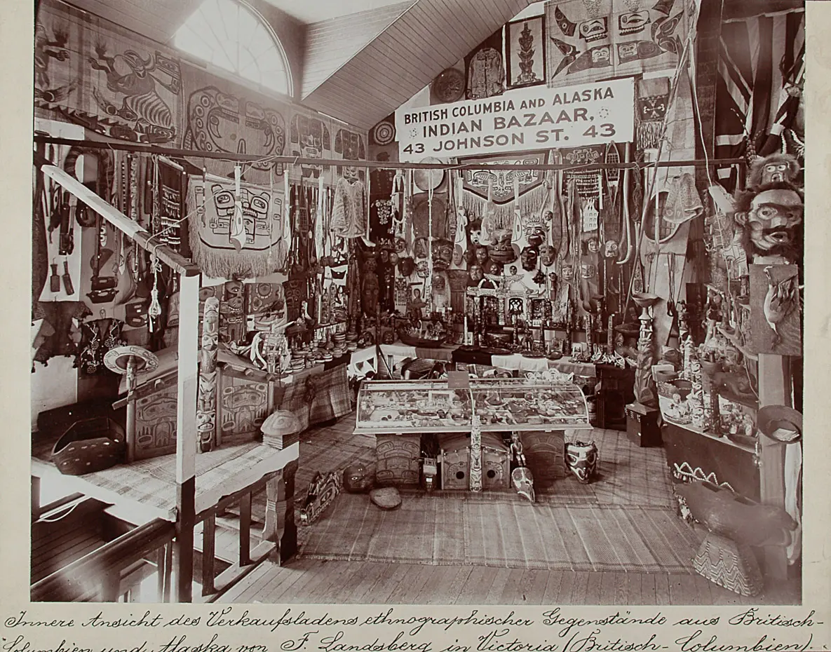 Ethnographische Gegenstände aus B.C. und Alaska aus dem Verkaufsladen von F. Landsberg in Victoria; Innere Ansicht des Verkaufsladens