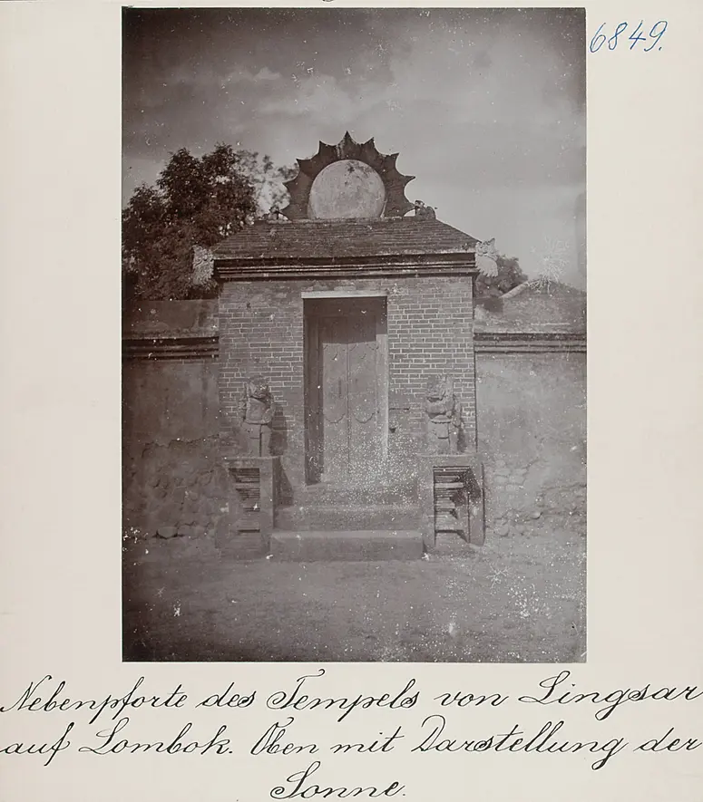 Nebenpforte des Tempels von Lingsar auf Lombok. Oben mit Darstellung der Sonne