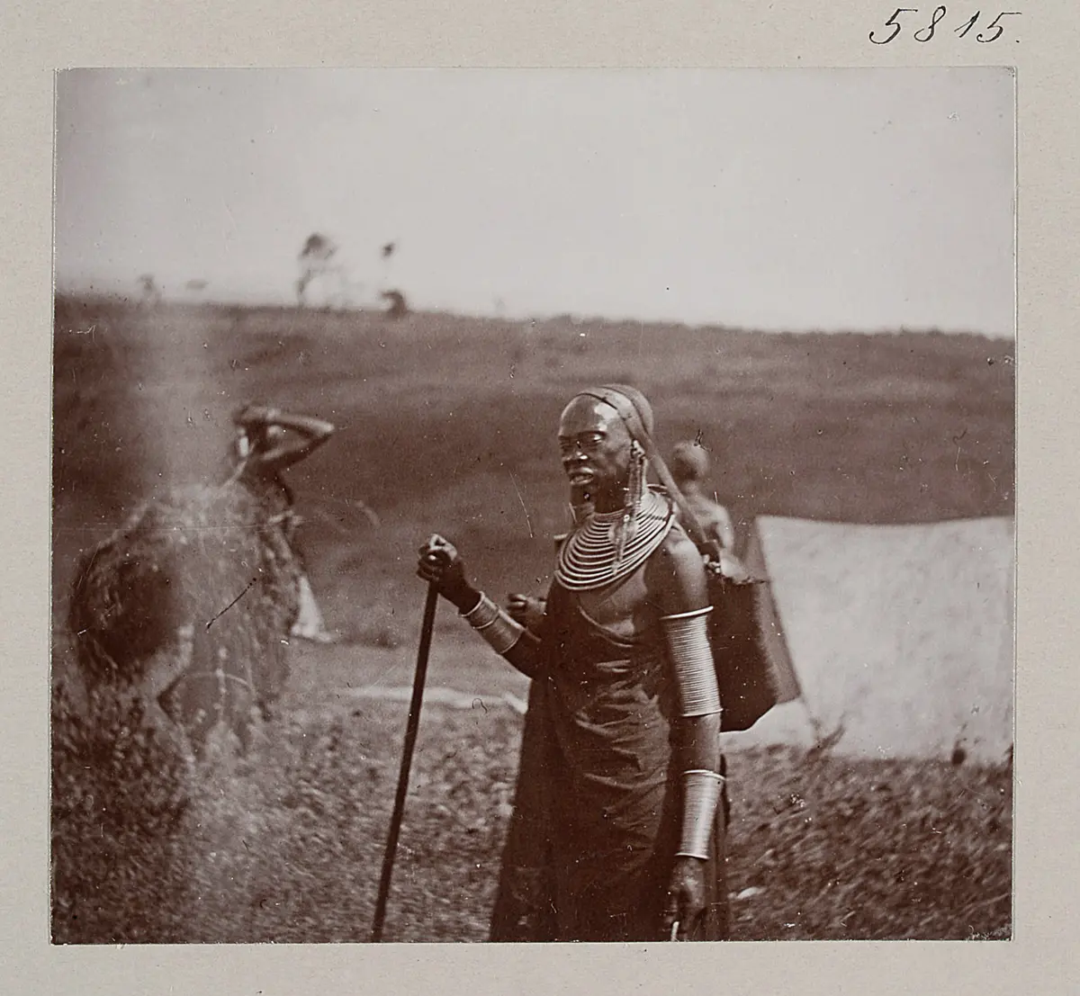 Frau von Kikuyu (Bantu) mit Massaischmuck