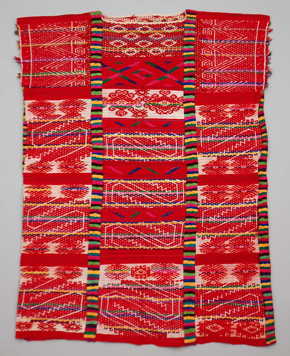 Festtagshuipil mit Blütenmotiven