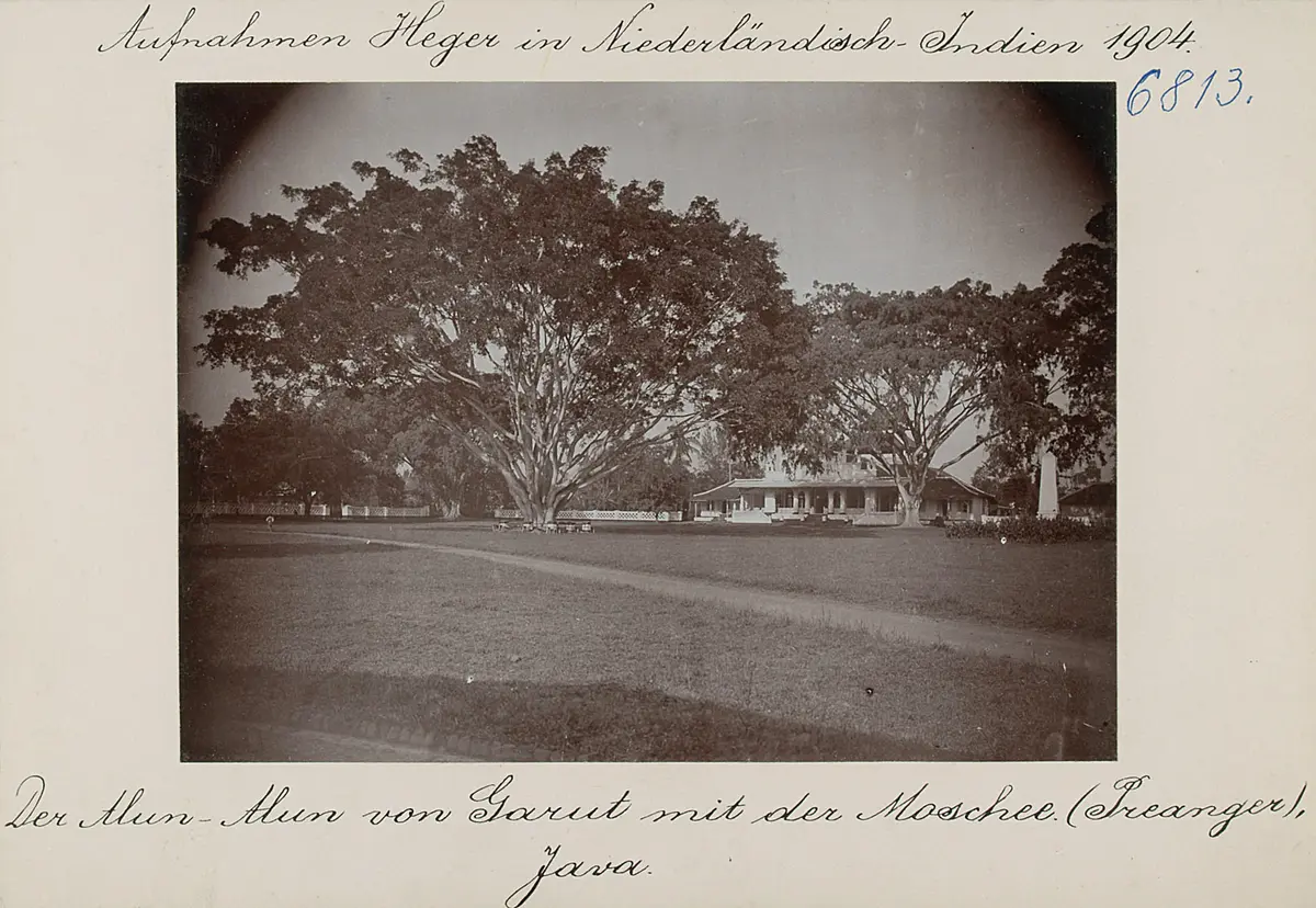Der Alun-Alun von Garut mit der Moschee. (Preanger), Java