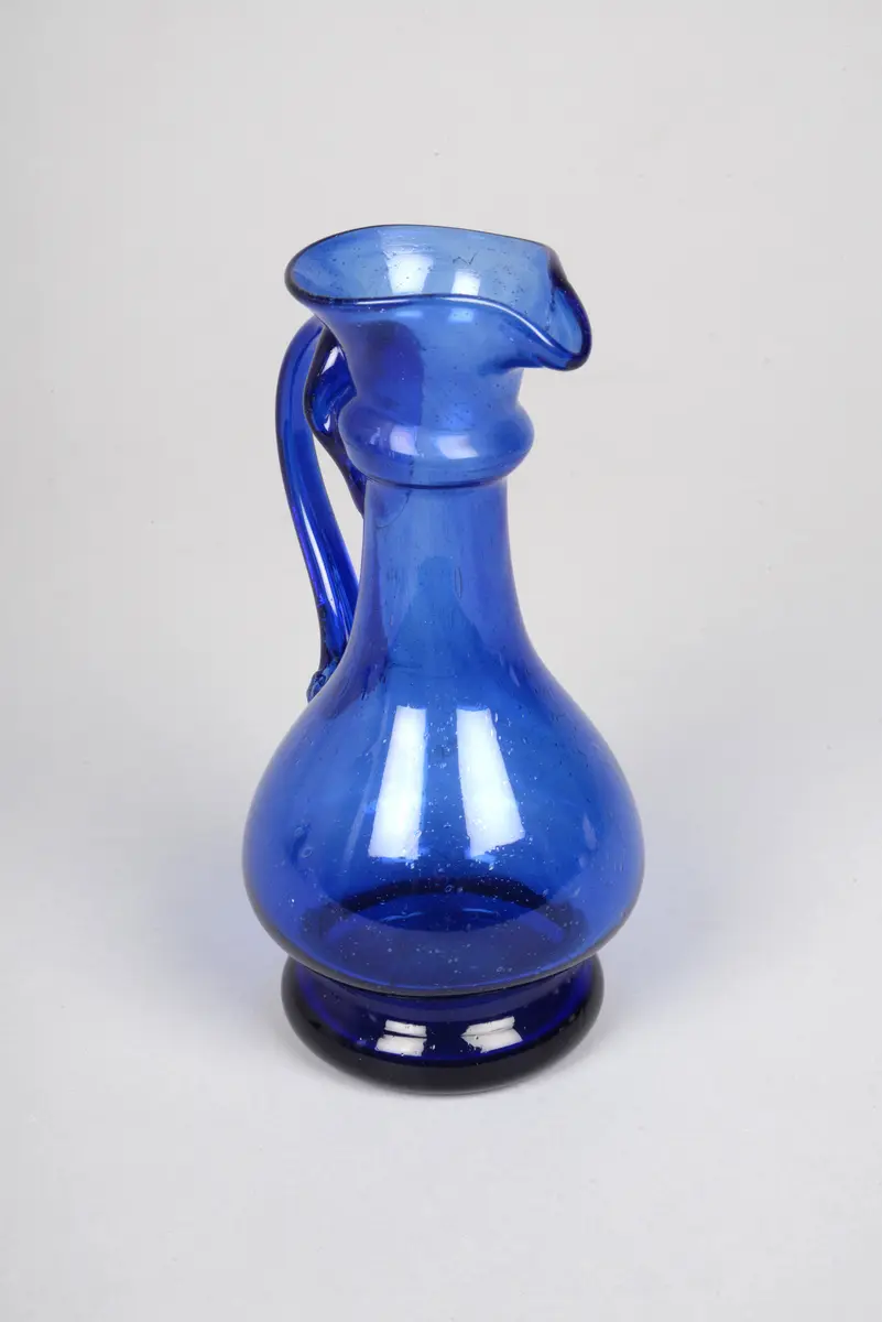 blauer Glaskrug