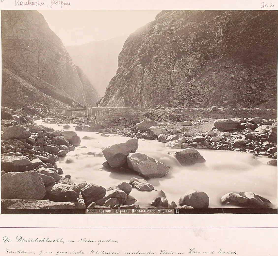 Die Darjalschlucht an der grusischen Militärstrasse zwischen Lars und Kasbek, von Norden gesehen