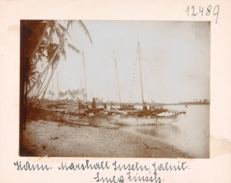 Kanu und Küstenlandschaft, Marshall-Inseln