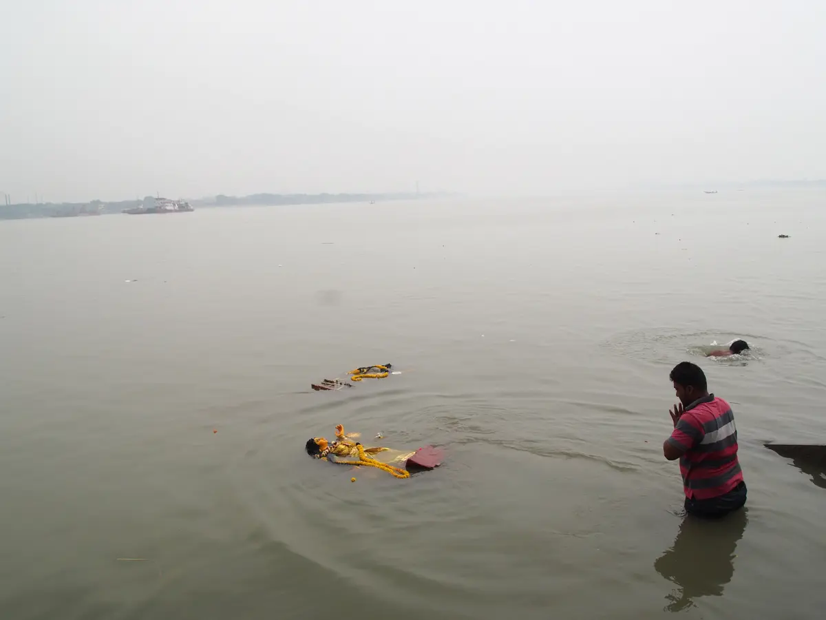 Tonstatuen im Ganges