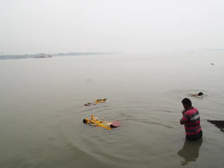 Tonstatuen im Ganges
