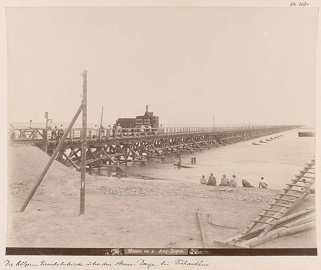 Die hölzerne Eisenbahnbrücke über den Amu-Darja bei Tschardzui