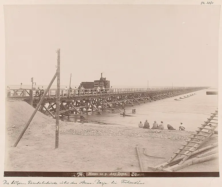 Die hölzerne Eisenbahnbrücke über den Amu-Darja bei Tschardzui