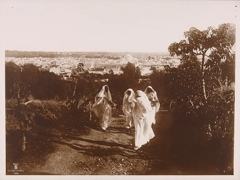 Verschleierte Frauen in Tunis, Stadtansicht