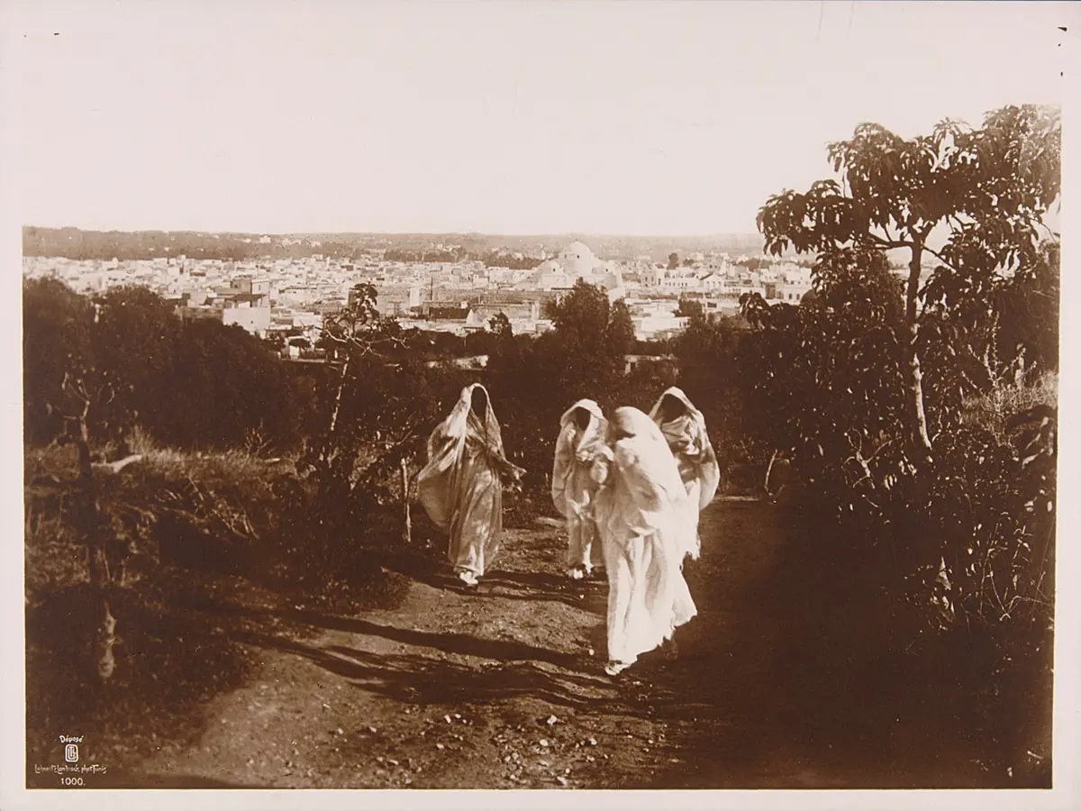 Verschleierte Frauen in Tunis, Stadtansicht
