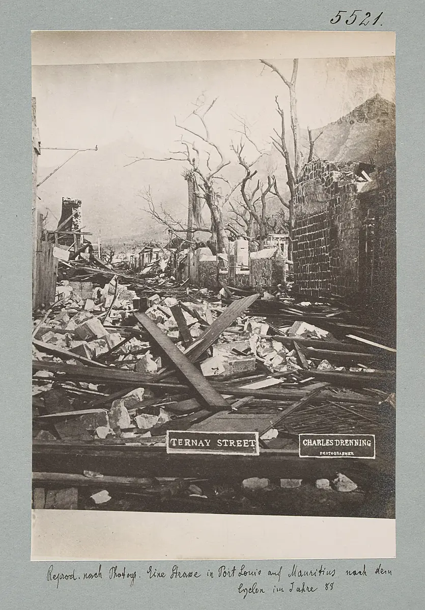 Reprod. nach Photogr. Eine Strasse in Port Louis auf Mauritius nach dem Cyclon im Jahre 88