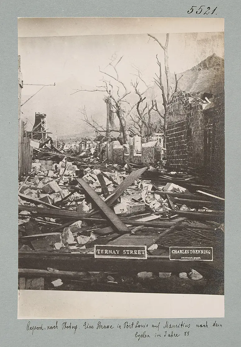 Reprod. nach Photogr. Eine Strasse in Port Louis auf Mauritius nach dem Cyclon im Jahre 88