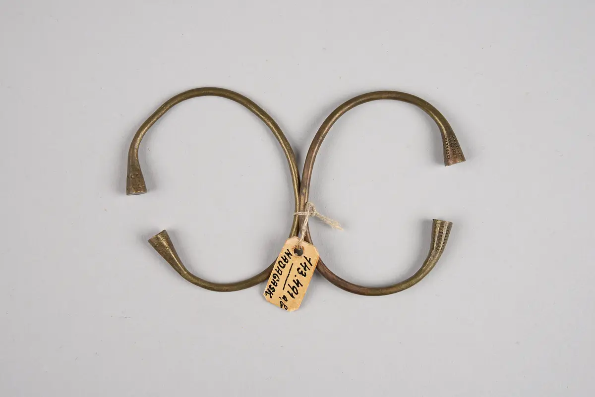 Zwei Armbänder