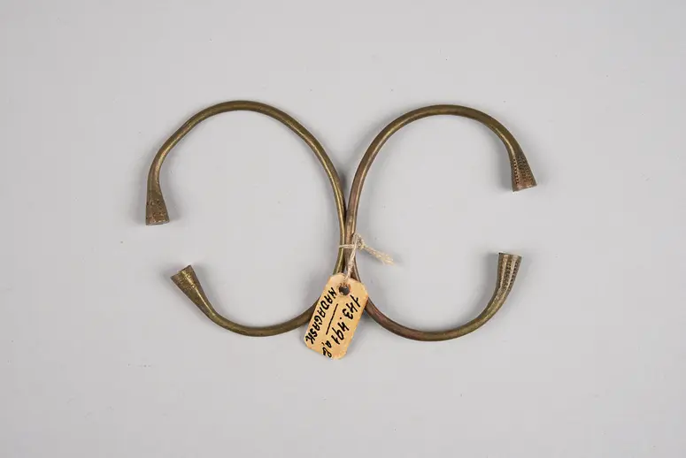 Zwei Armbänder