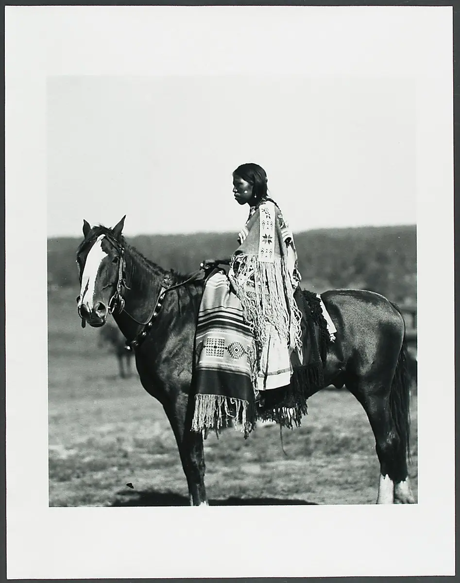 Anonyme Frau auf Pferd