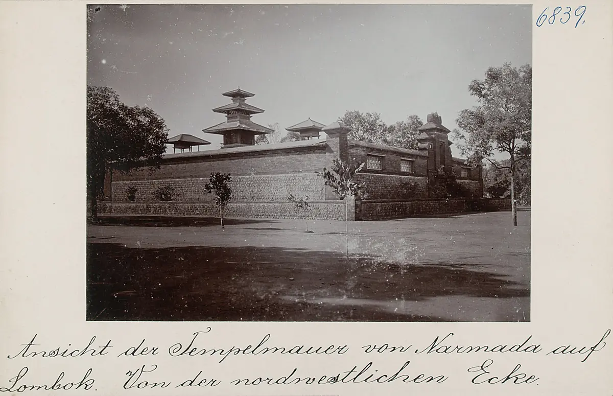 Ansicht der Tempelmauer von Narmada auf Lombok von der nordwestlichen Ecke