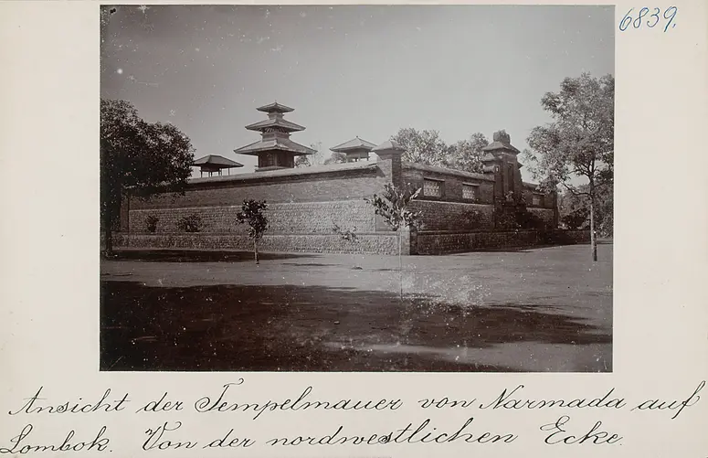 Ansicht der Tempelmauer von Narmada auf Lombok von der nordwestlichen Ecke