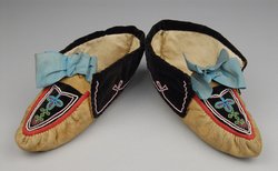 Mokassins mit blauen Bändern