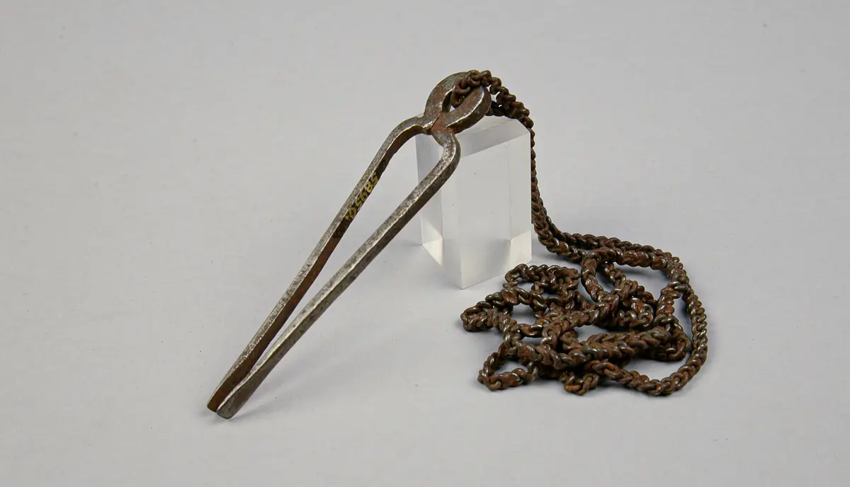 Pinzette mit Kette