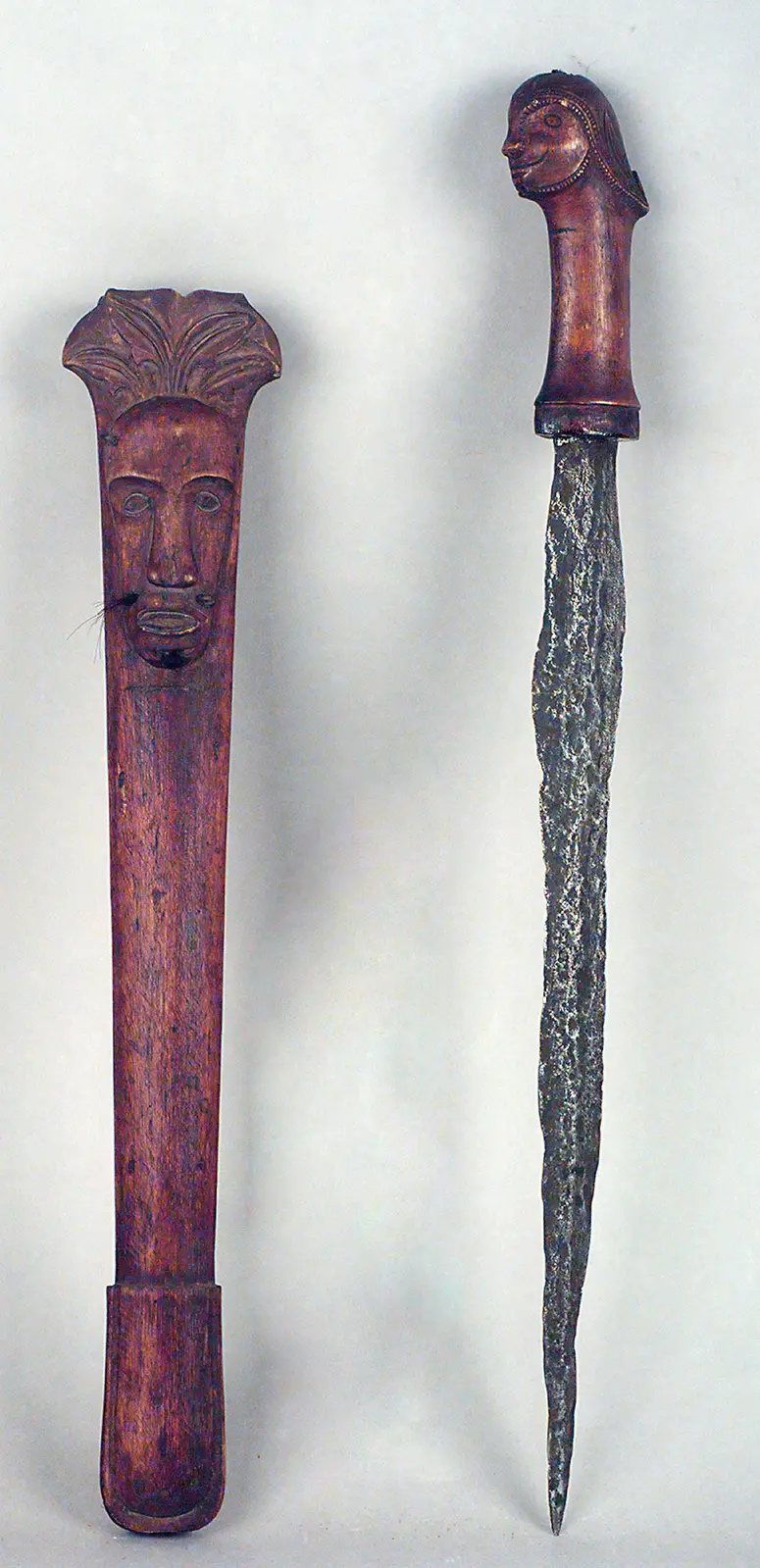 Schwert mit zweischneidiger Klinge