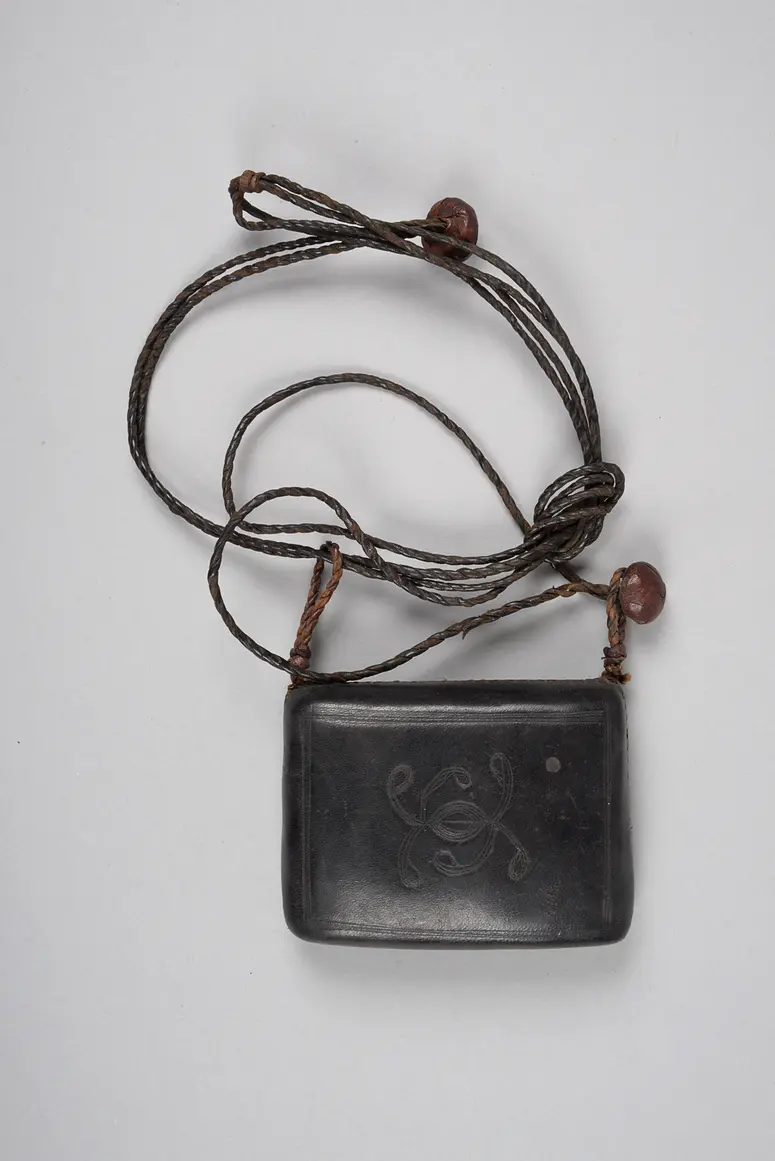 Kette mit Amulett