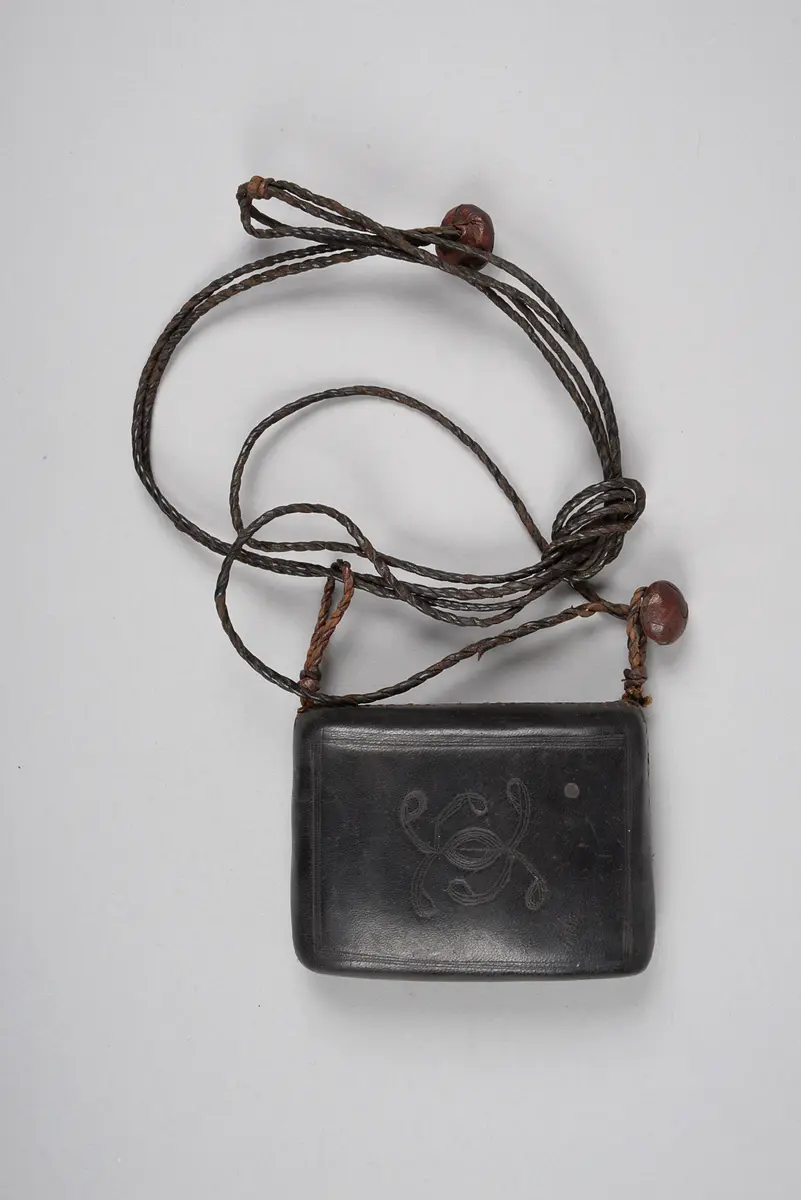 Kette mit Amulett