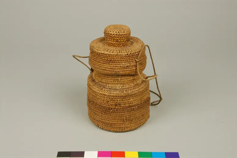 Pulverbehälter mit Deckel und Tragschnur
