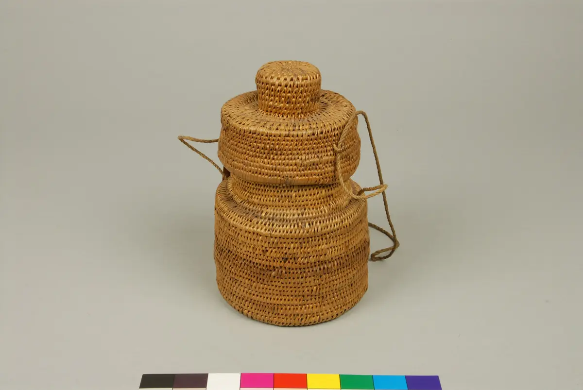 Pulverbehälter mit Deckel und Tragschnur