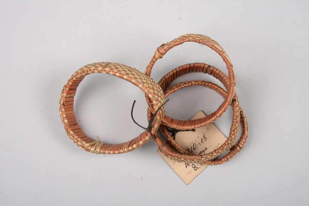 Vier Armbänder für Frauen (49.710 bis 49.713)
