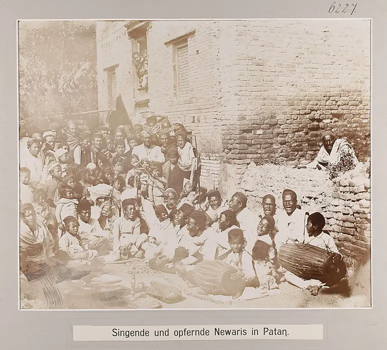 Singende und opfernde Newaris in Patan