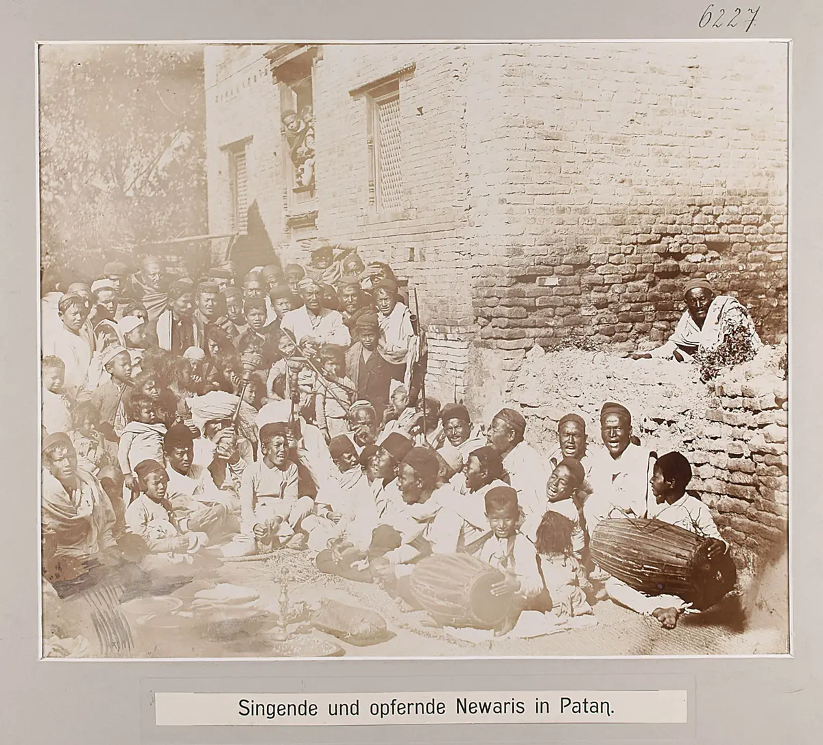 Singende und opfernde Newaris in Patan