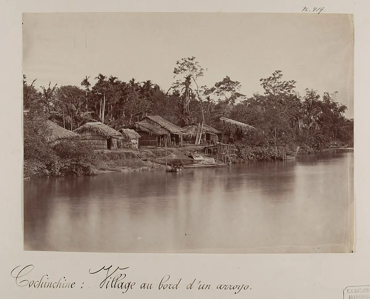 Dorf am Ufer eines Flußes