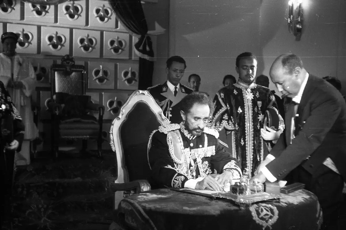 Der Kaiser unterschreibt während des Silberjubiläums eine Überarbeitung der Verfassung von 1931, die dem Parlament mehr politischen Freiraum verspricht, doch die Macht blieb weiterhin in seiner Hand