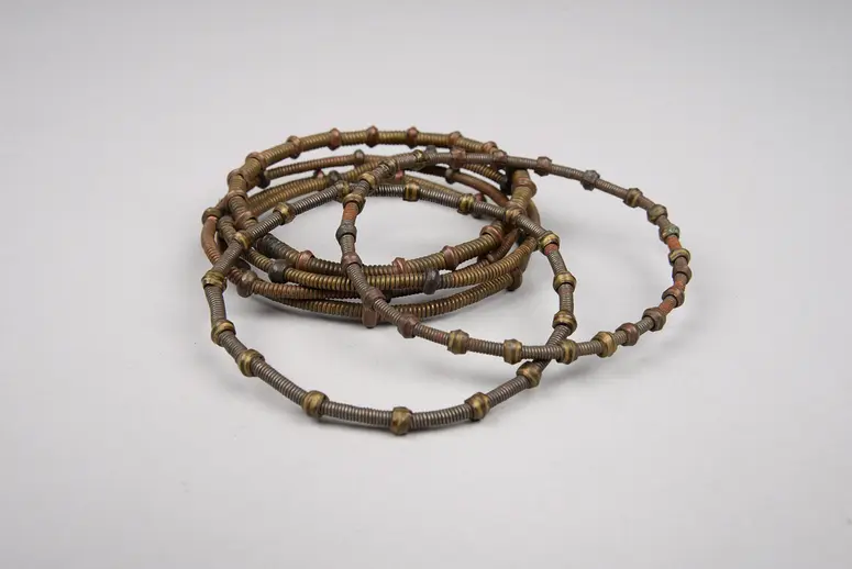 Sechs Armbänder