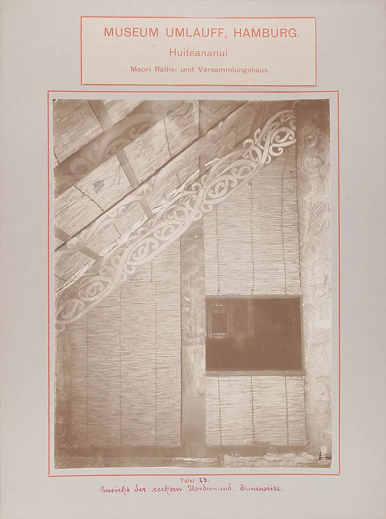 Museum Umlauff, Hamburg. Huiteananui, Maori Raths- und Versammlungshaus: Tafel 23. Ansicht der rechten Vorderwand, Innenseite