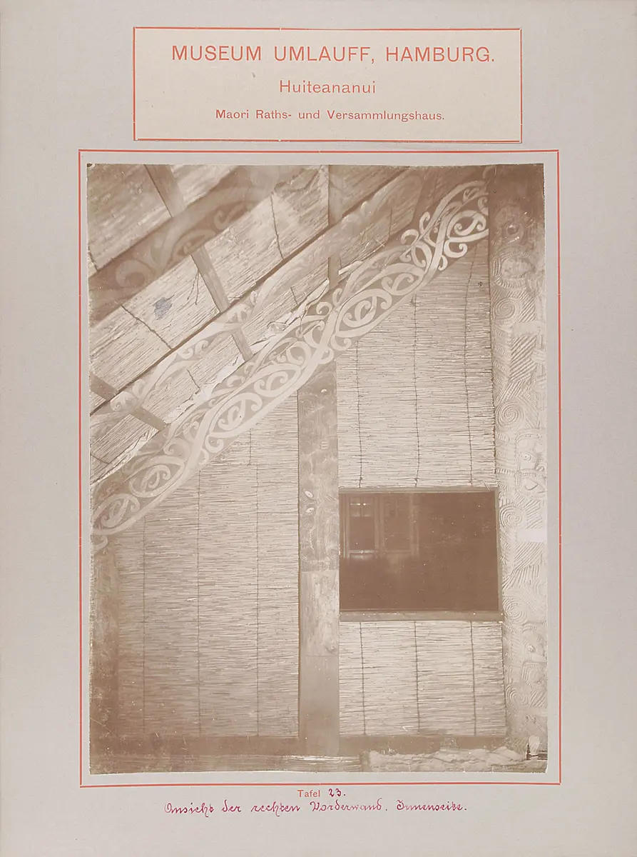 Museum Umlauff, Hamburg. Huiteananui, Maori Raths- und Versammlungshaus: Tafel 23. Ansicht der rechten Vorderwand, Innenseite