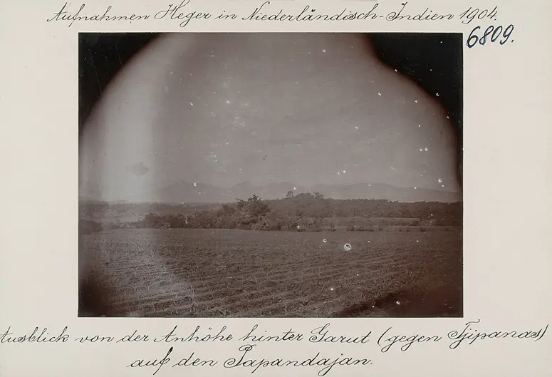 Ausblick von der Anhöhe hinter Garut (gegen Tjipanas) auf den Papandajan