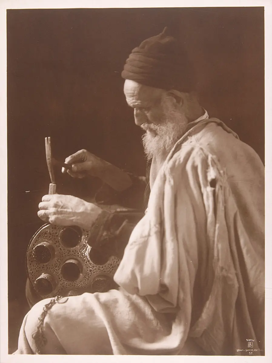 Mann bei der Metallverzierung