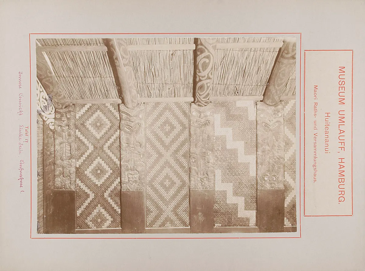 Museum Umlauff, Hamburg. Huiteananui, Maori Raths- und Versammlungshaus: Tafel 17. Innere Ansicht, Linke Seite, Aufnahme 1