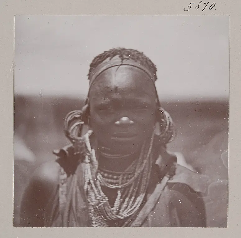 Wakikuyu Frau (Bantu) mit viel Perlschmuck